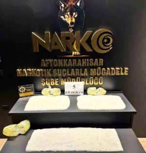 afyonkarahisarda gubre tasiyan tirda 5 kilogram uyusturucu ele gecirildi vQdCkgM2.jpg