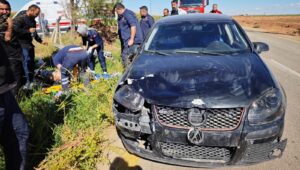 mardinde otomobil ile motosikletin carpistigi kazada 1 kisi yaralandi FmcKLhr2.jpg