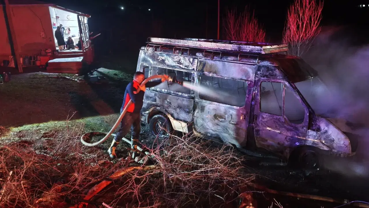 Muhtarın Minibüsü Yangında Küle Döndü: Kundaklama Şüphesi