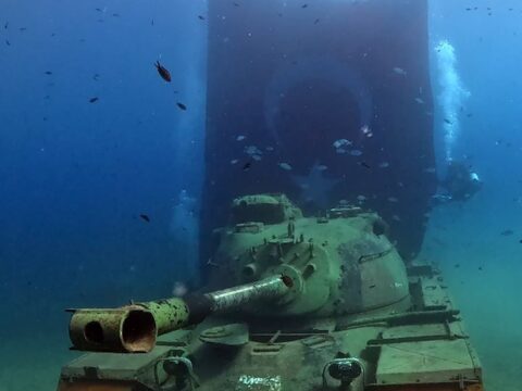 19 Mayıs Kutlamaları: Dalgıçlar Saros’ta Tank Batığında Büyük Türk Bayrağı Sergiledi