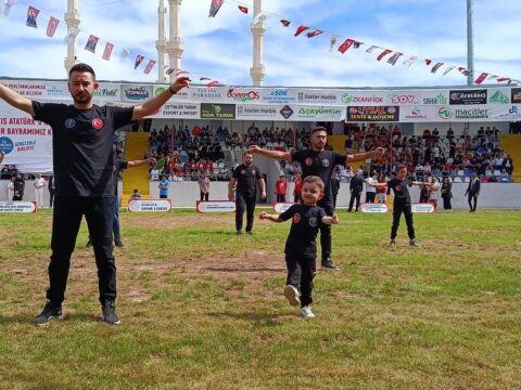 3 Yaşındaki Ardenalp, Halk Oyunları Gösterisinde Parladı