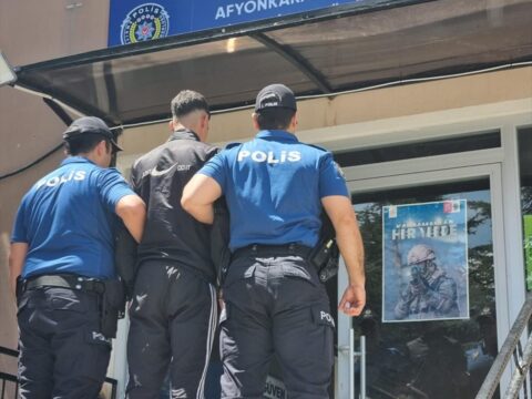 Afyonkarahisar’da Kavga Eden Kadınları Ayırmaya Çalışanlara Bıçakla Saldıran Şüpheli Yakalandı