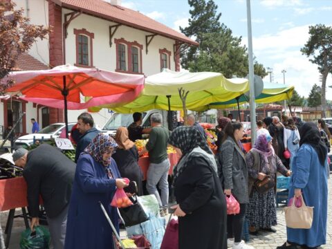 Havza’da Meyve Sebze Satıcısından Selzedelere Yarı Fiyatla Destek