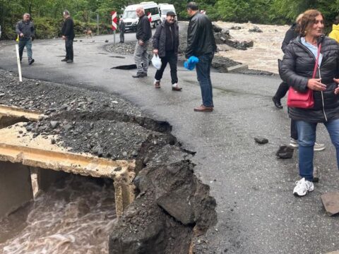 Sağanak Yağışlarının Ardından Dere Taştı, Ulaşım Engellendi