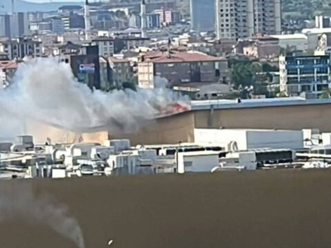 İstanbul Pendik’te Alışveriş Merkezinde Yangın Paniği