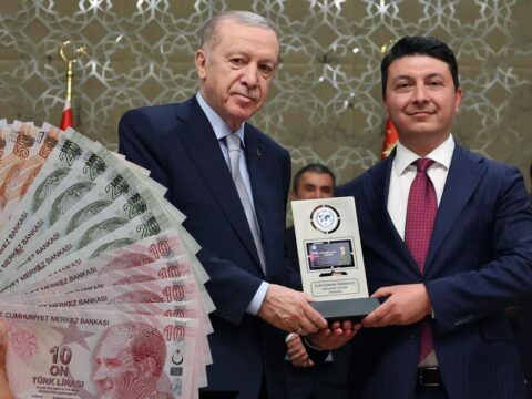 “Yılın ekonomi yorumcusu” ödülünü alan isim, en düşük emekli maaşı için rakam verdi