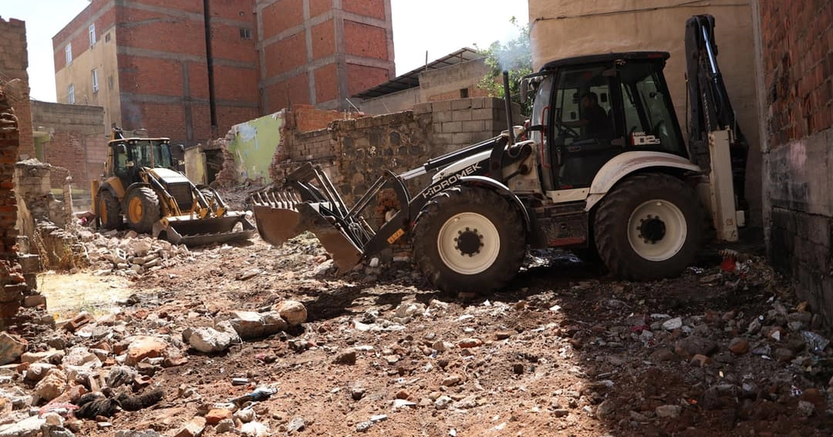 Diyarbakır Muradiye’de metruk binalar yıkılıyor