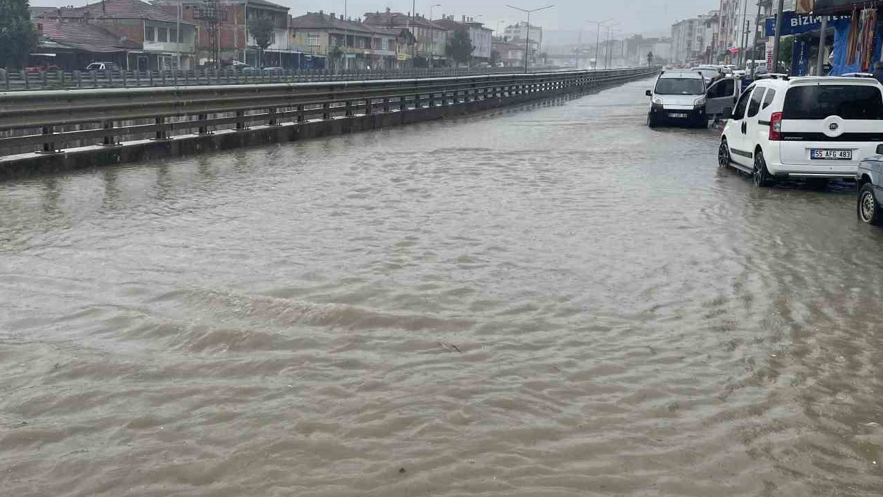 Kavak’ta sağanak yağış hayatı olumsuz etkiledi